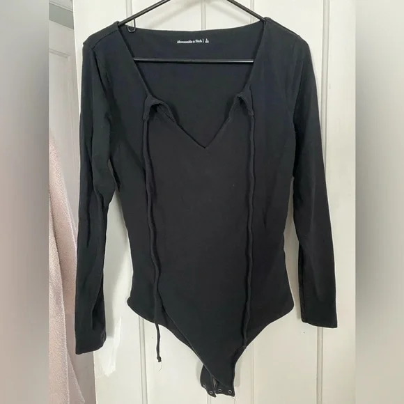 NWOT - Abercrombie Long sleeve tie neck bodysuit size Large - Picture 2 of 3